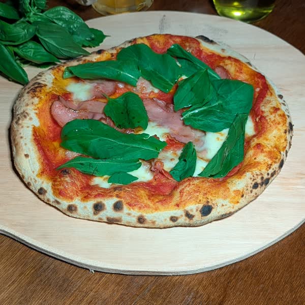 Pizza de jamón con rúcula